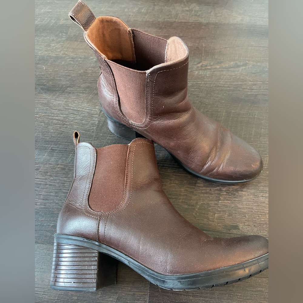 Clark’s Women’s dark brown boots